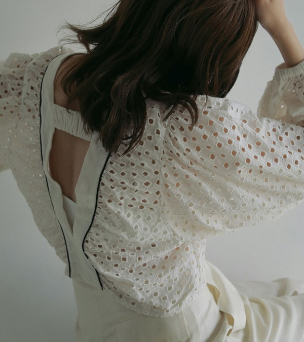 ボリュームカットワークブラウス　Volume Cutwork Blouse