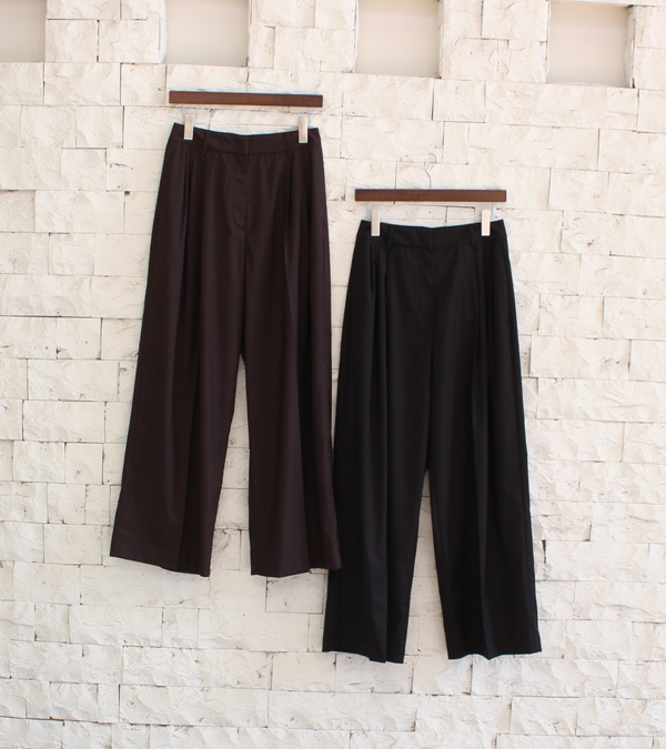 ライトウェイトタックトラウザーズ　Lightweight Tuck Trousers